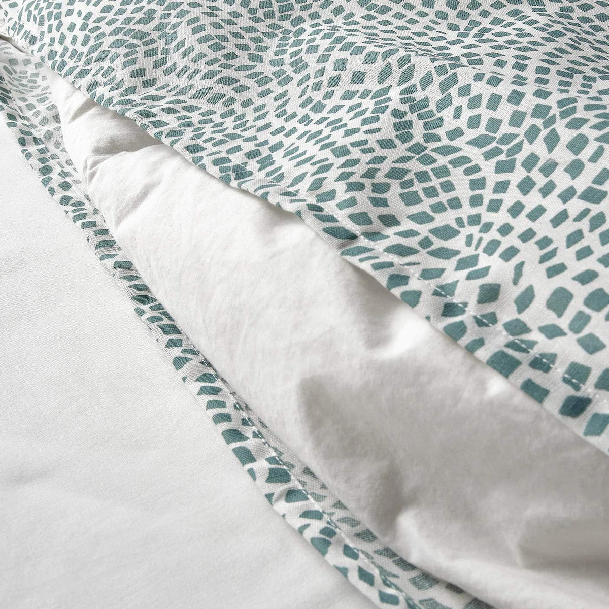 White/Blue Full/Queen Duvet Cover and Pillowcase(s) D56174